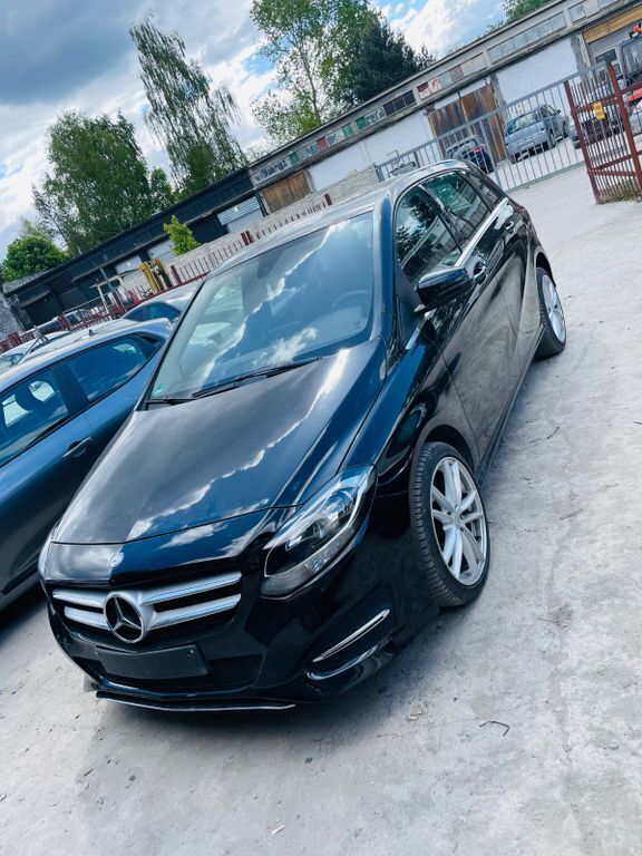 Kosmosschwarz metalliclack Gebraucht 2016 Mercedes B180 Van / Kleinbus | 9.899 € (Superpreis) - Bild 1/4
