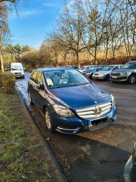 Blau Gebraucht 2012 Mercedes B180 Van / Kleinbus | 8.995 € (Guter Preis) - Bild 1/4
