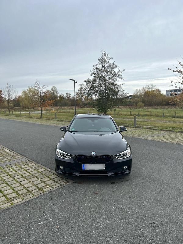 Schwarz Gebraucht 2012 BMW 320 Efficient Dynamics Limousine | 13.000 € (Etwas zu teuer) - Bild 1/4