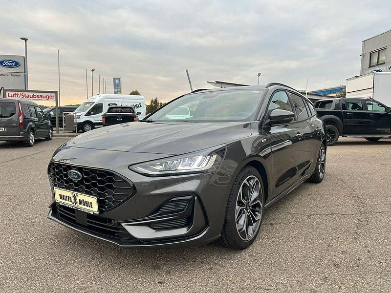 Grau Neu 2025 Ford Focus ST-Line X Limousine | 39.880 € - Bild 1/4
