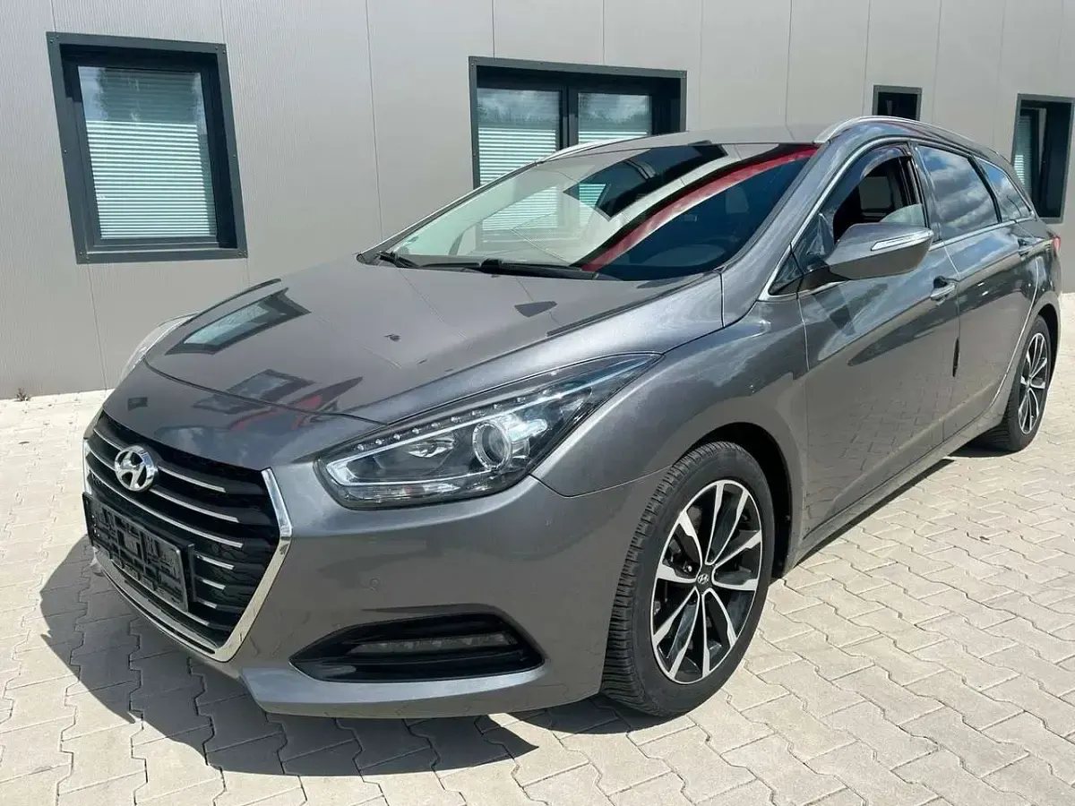 Gebraucht Hyundai i40 Style 141 PS (103 kW) 2015 Titanum silver / met Kombi