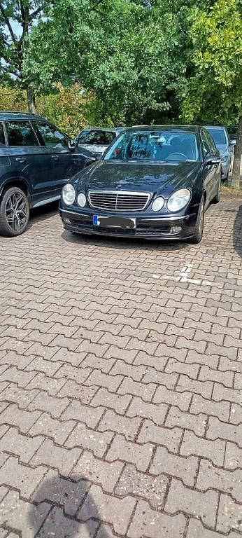 Schwarz Gebraucht 2003 Mercedes E220 Avantgarde Limousine | 2.150 € (Fairer Preis) - Bild 1/4