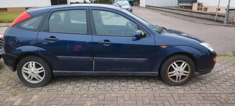 Blau Gebraucht 2001 Ford Focus Kleinwagen | 700 € (Fairer Preis) - Bild 1/4
