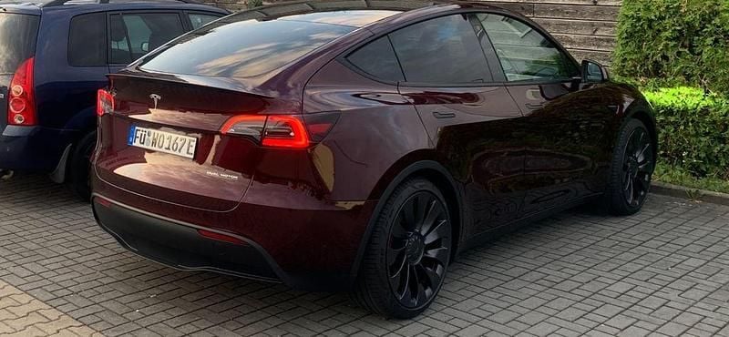 Rot Gebraucht 2023 Tesla Model Y Performance SUV | 46.950 € (Teuer) - Bild 1/4