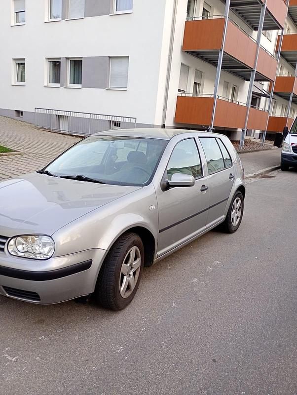 Silber Gebraucht 2002 VW Golf IV Limousine | 350 € (Superpreis) - Bild 1/4