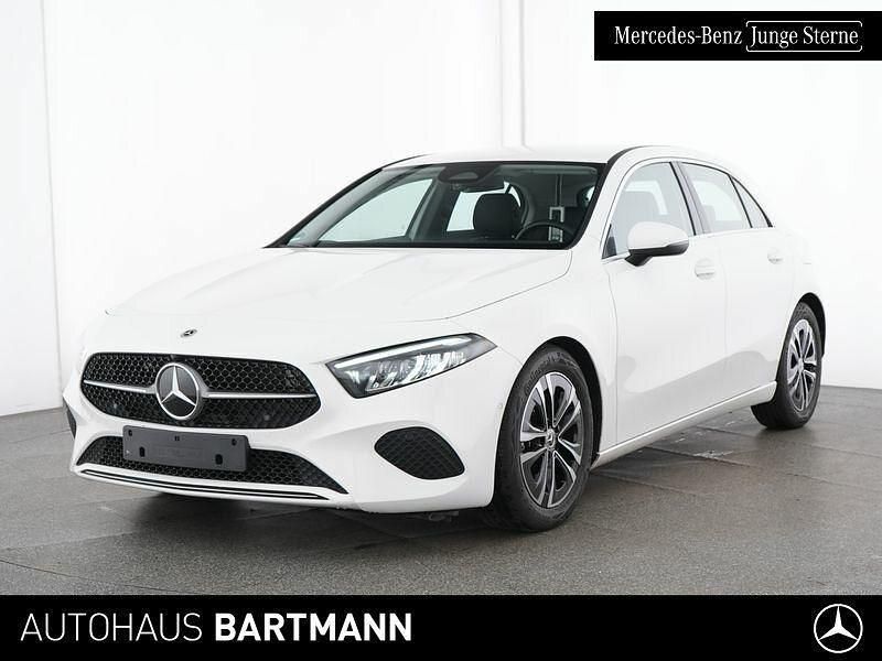 Unilack polarweiß Gebraucht 2024 Mercedes A180 Progressive Limousine | 27.550 € (Guter Preis) - Bild 1/4