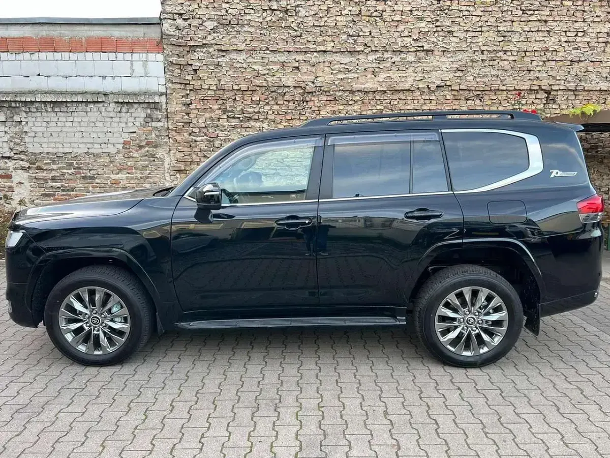 Neu Toyota Land Cruiser 415 PS (305 kW) 2026 Schwarz SUV