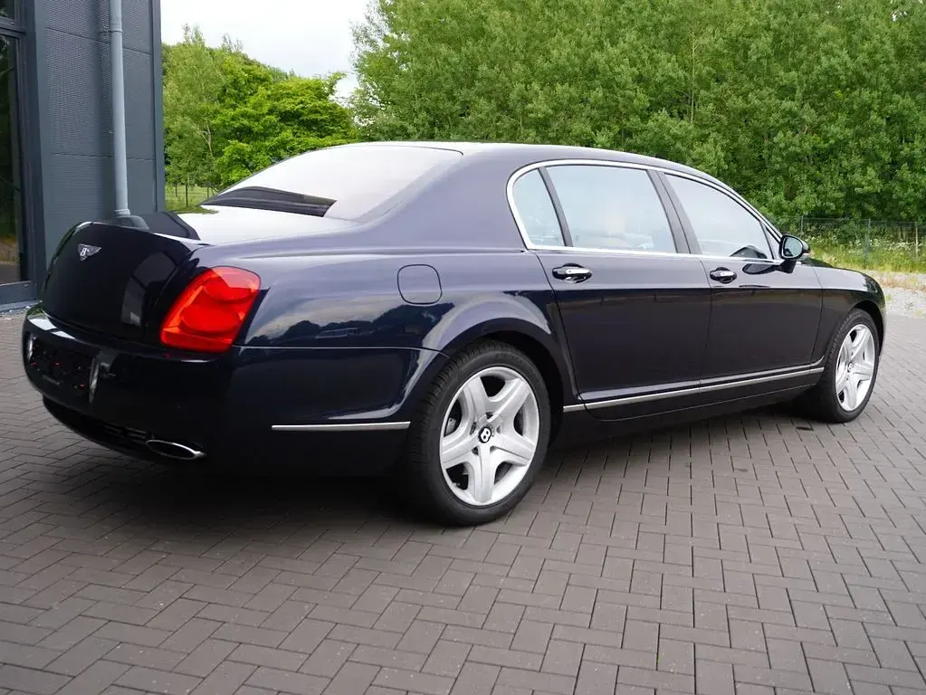 Gebraucht Bentley Continental Flying Spur 559 PS (411 kW) 2006 Royalblaumet. Limousine