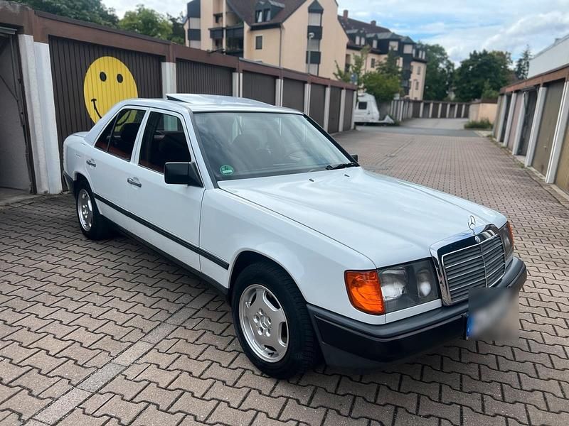 Weiß Gebraucht 1988 Mercedes E260 Limousine | 7.700 € - Bild 1/4