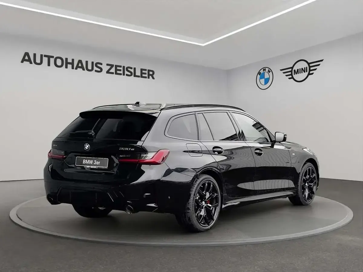 Neu BMW 330e Performance 292 PS (214 kW) 2026 Schwarz Limousine