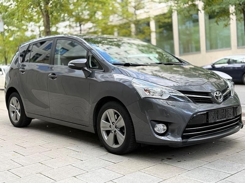 Grau Gebraucht 2015 Toyota Verso Comfort Van / Kleinbus | 9.400 € (Guter Preis) - Bild 1/4