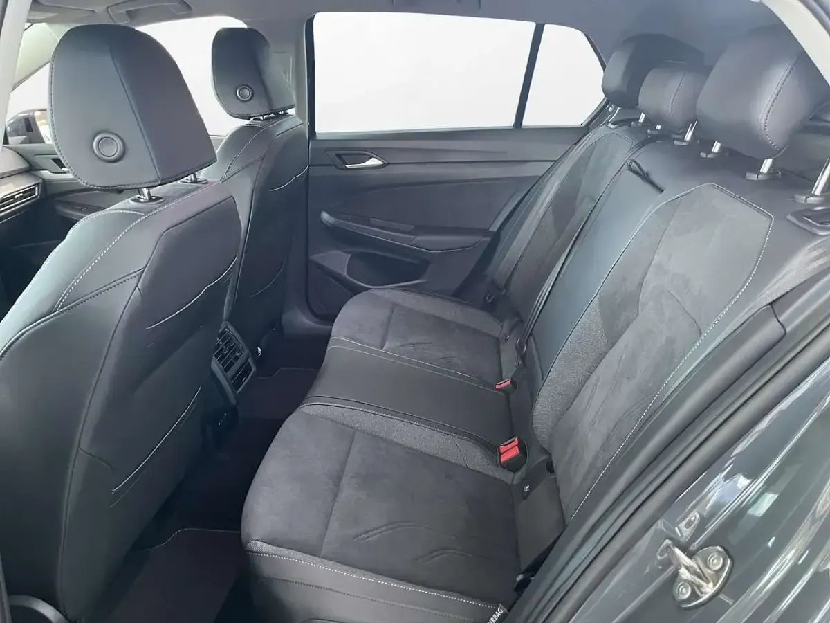 Neu VW Golf VIII Style 150 PS (110 kW) 2026 Delfingrau metallic Limousine