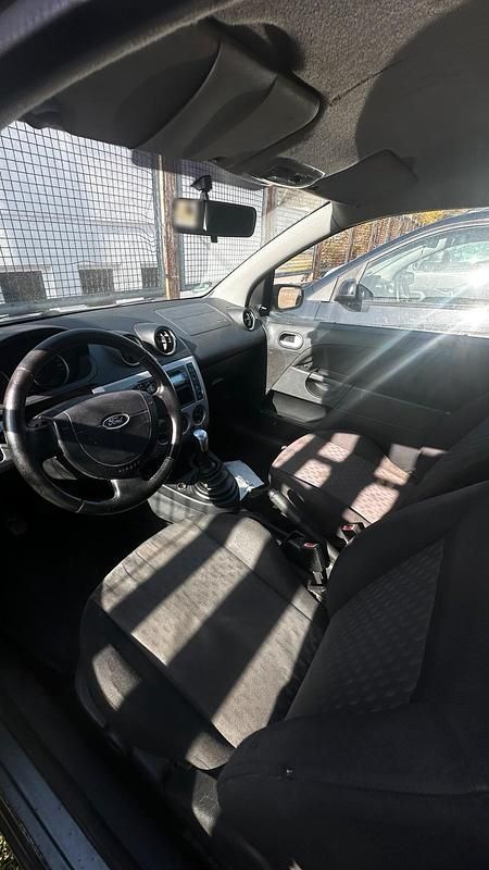 Gebraucht Ford Fiesta 70 PS (51 kW) 2006 Grau Kleinwagen