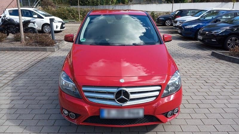Gebraucht Mercedes B180 122 PS (89 kW) 2012 Rot Van / Kleinbus