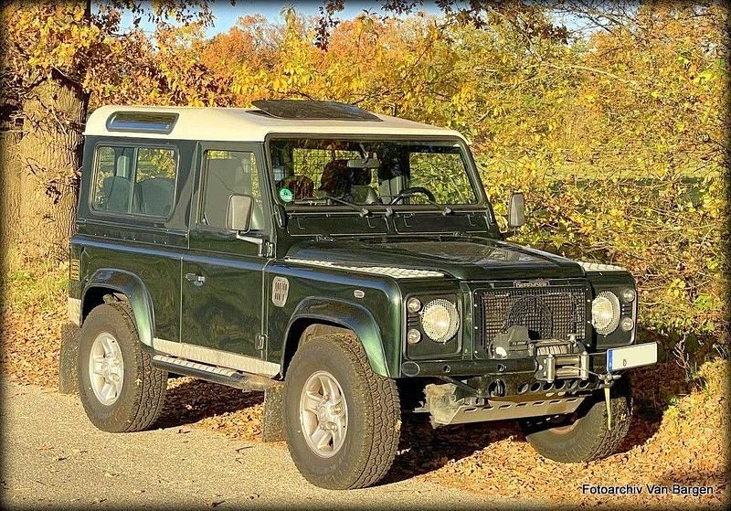 Grün Gebraucht 2004 Land Rover Defender SE Kombi | 29.900 € (Teuer) - Bild 1/4