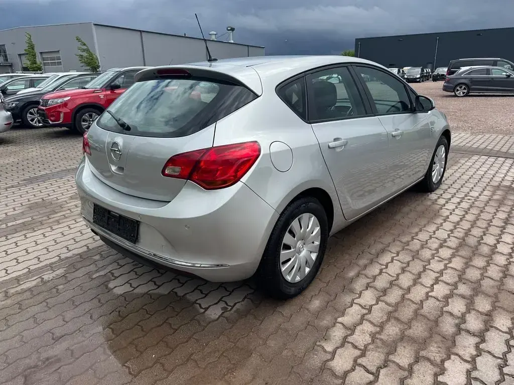 Gebraucht Opel Astra 170 PS (125 kW) 2013 Silber Limousine