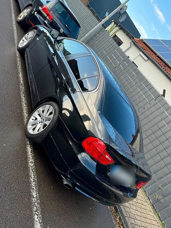 Gebraucht BMW 318 143 PS (105 kW) 2011 Schwarz Limousine