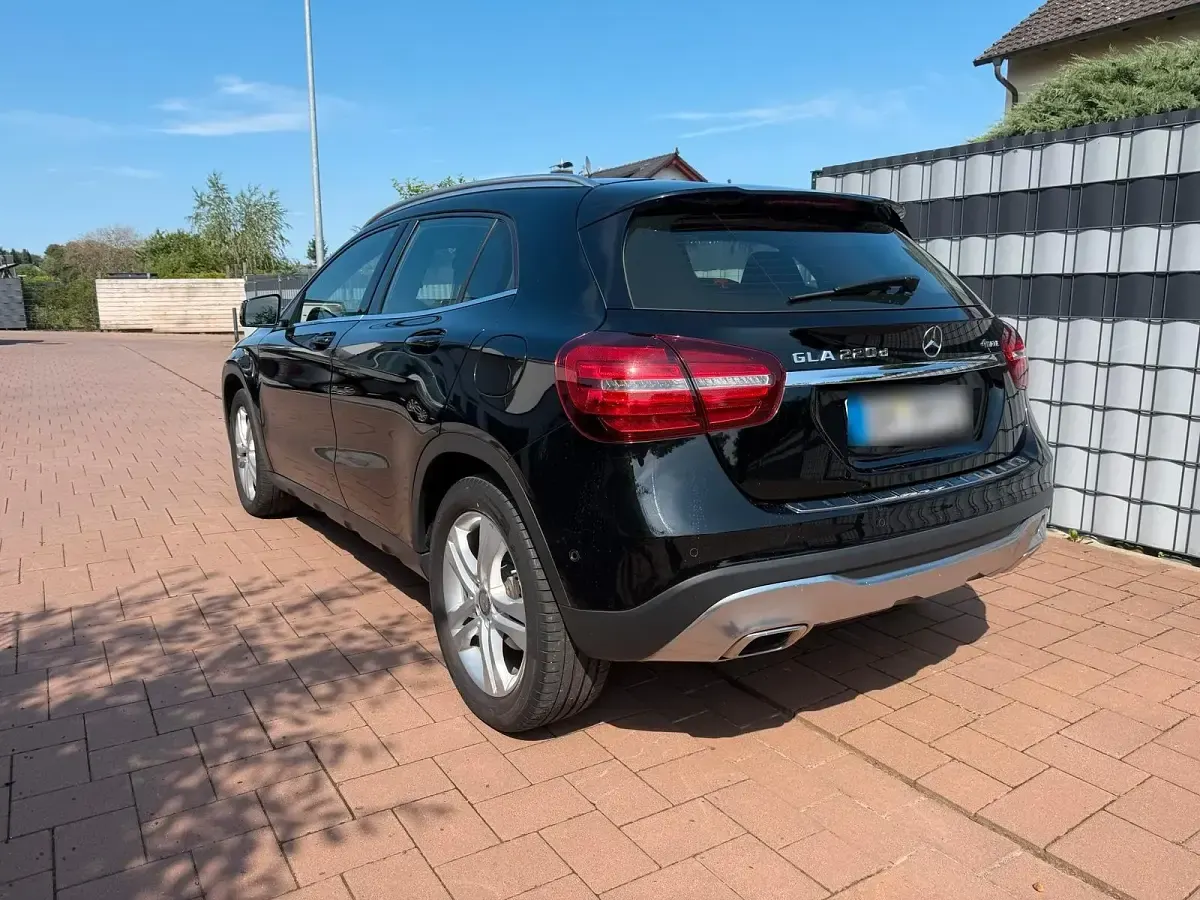 Gebraucht Mercedes GLA220 176 PS (129 kW) 2017 Schwarz SUV