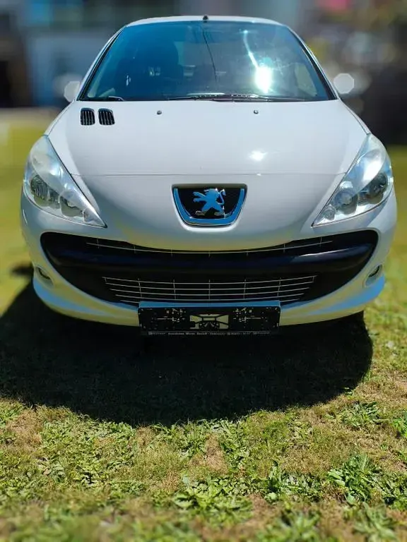 Gebraucht Peugeot 206+ 60 PS (44 kW) 2012 Weiß Kleinwagen
