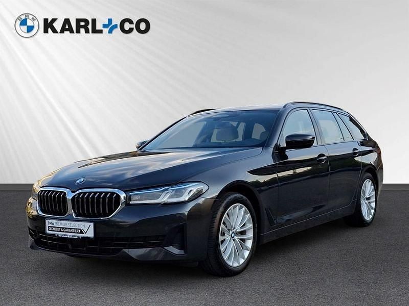 Grau Gebraucht 2022 BMW 520 Luxury Line Kombi | 38.990 € (Etwas zu teuer) - Bild 1/4