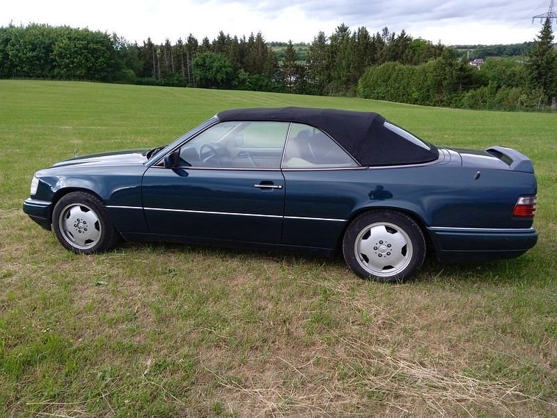 Grün Gebraucht 1994 Mercedes E220 Cabrio | 21.500 € - Bild 1/4