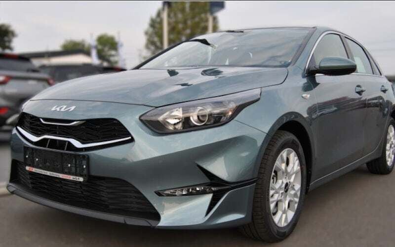 Yucca stahlgrau metallic Gebraucht 2024 Kia Ceed Vision Limousine | 20.966 € (Guter Preis) - Bild 1/1