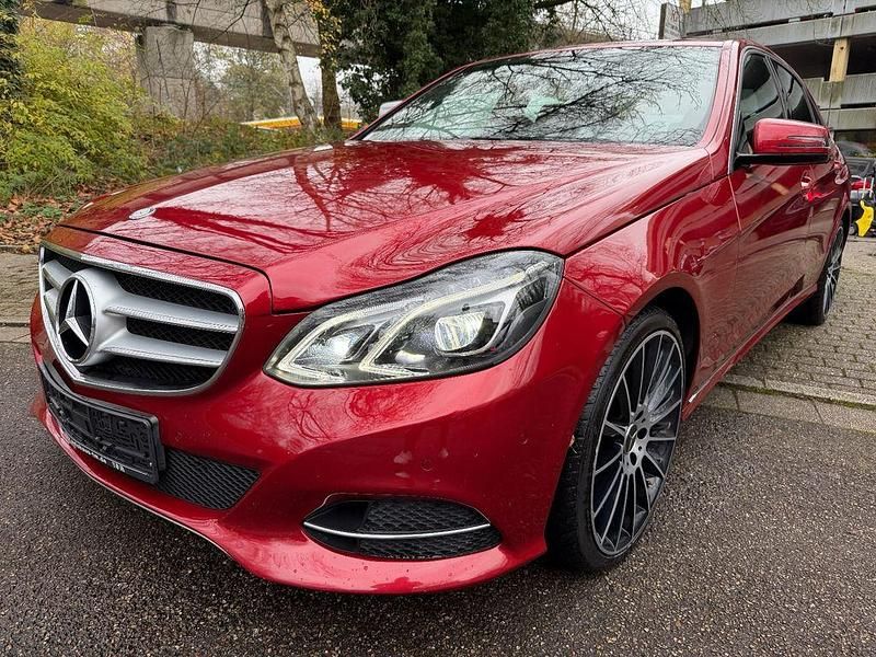 Rot Gebraucht 2015 Mercedes E220 Limousine | 14.200 € (Fairer Preis) - Bild 1/4