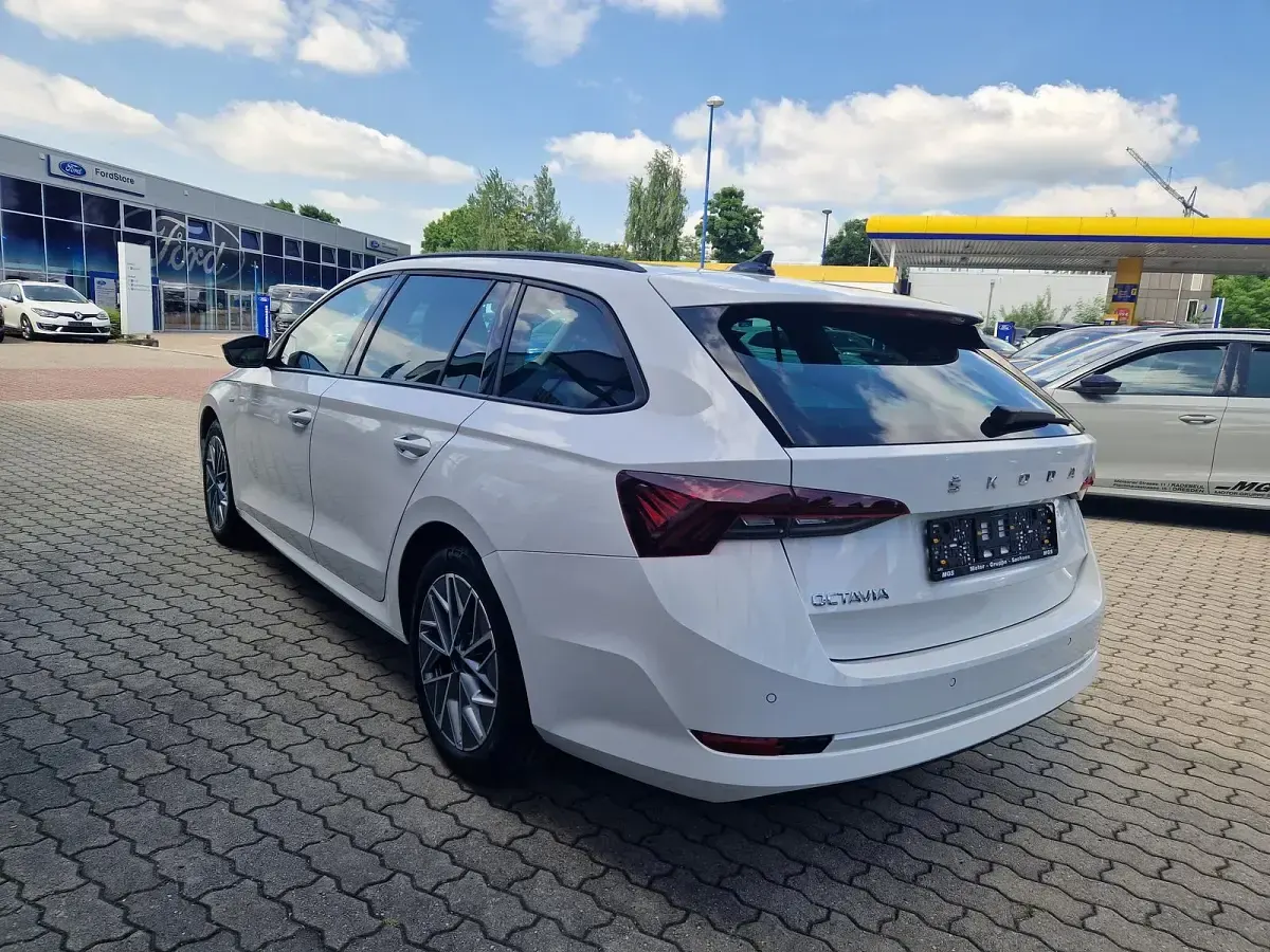 Gebraucht Skoda Octavia 116 PS (85 kW) 2023 Candyweiss Kombi