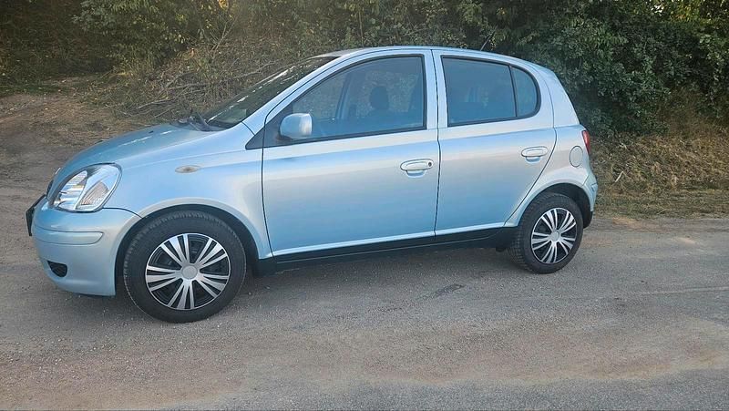 Silber Gebraucht 2004 Toyota Yaris Kleinwagen | 1.990 € (Fairer Preis) - Bild 1/4