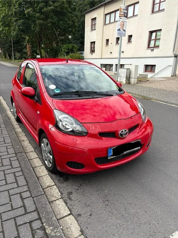 Rot Gebraucht 2009 Toyota Aygo Kleinwagen | 1.600 € (Guter Preis) - Bild 1/4