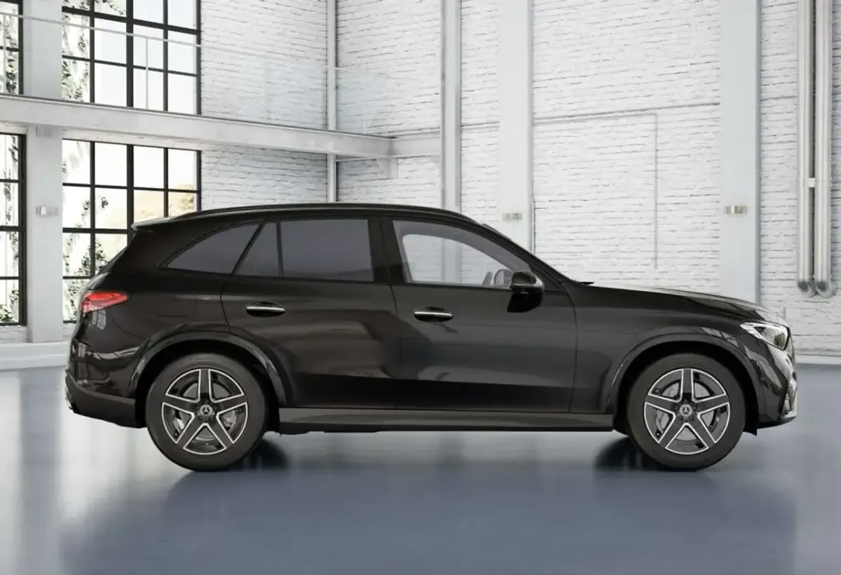 Gebraucht Mercedes GLC220 AMG 197 PS (144 kW) 2026 Metalliclack obsidianschwarz SUV