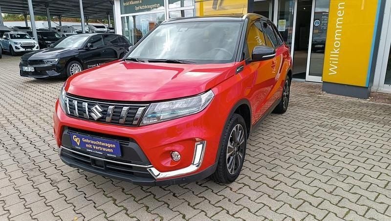 Rot Gebraucht 2022 Suzuki Vitara Comfort+ SUV | 17.990 € (Superpreis) - Bild 1/4
