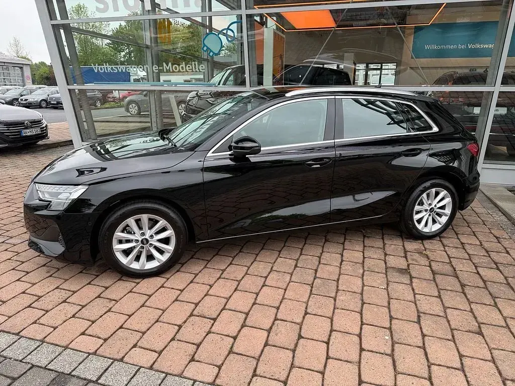 Second-hand Audi A3 Ambiente 150 CP (110 kW) 2024 Negru Berlinǎ