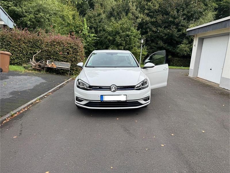 Weiß Gebraucht 2019 VW Golf VII Highline Limousine | 15.000 € (Fairer Preis) - Bild 1/4