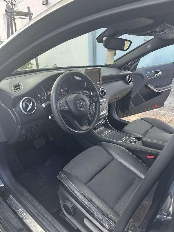 Gebraucht Mercedes A180 109 PS (80 kW) 2015 Schwarz Limousine
