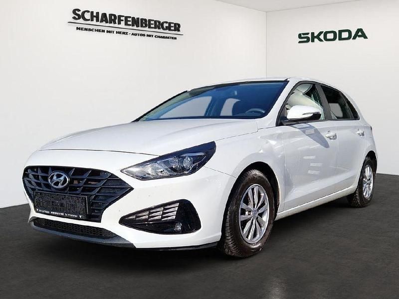 Weiß Gebraucht 2021 Hyundai i30 Select Limousine | 16.749 € (Guter Preis) - Bild 1/4