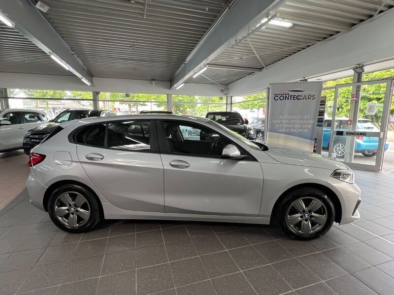 Glaciersilber Gebraucht 2021 BMW 118 Advantage Kleinwagen | 19.999 € (Fairer Preis) - Bild 1/4