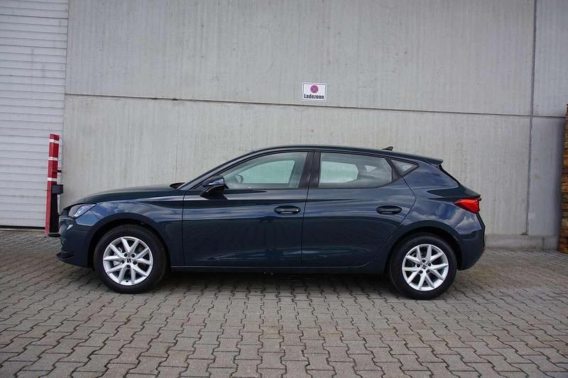 Neu Seat Leon Style 150 PS (110 kW) 2025 Fjordblau Limousine