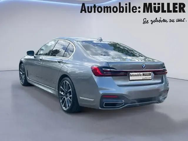 Gebraucht BMW 750 M Sport 530 PS (389 kW) 2021 Donington grau metallic Limousine