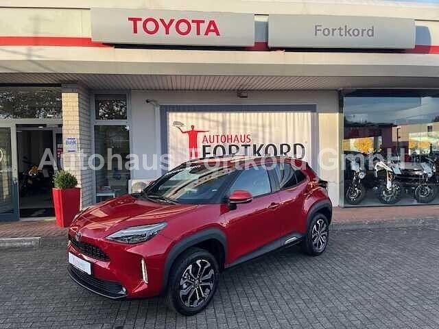 Neu Toyota Yaris Cross Style 131 PS (96 kW) 2025 Rot SUV