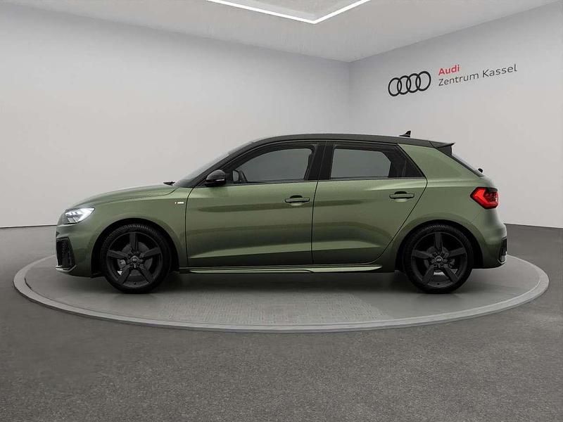 Neu Audi A1 S-Line 116 PS (85 kW) 2026 M4 distriktgrün metallic SUV