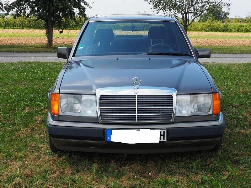 Braun Gebraucht 1991 Mercedes E200 Limousine | 4.999 € - Bild 1/4