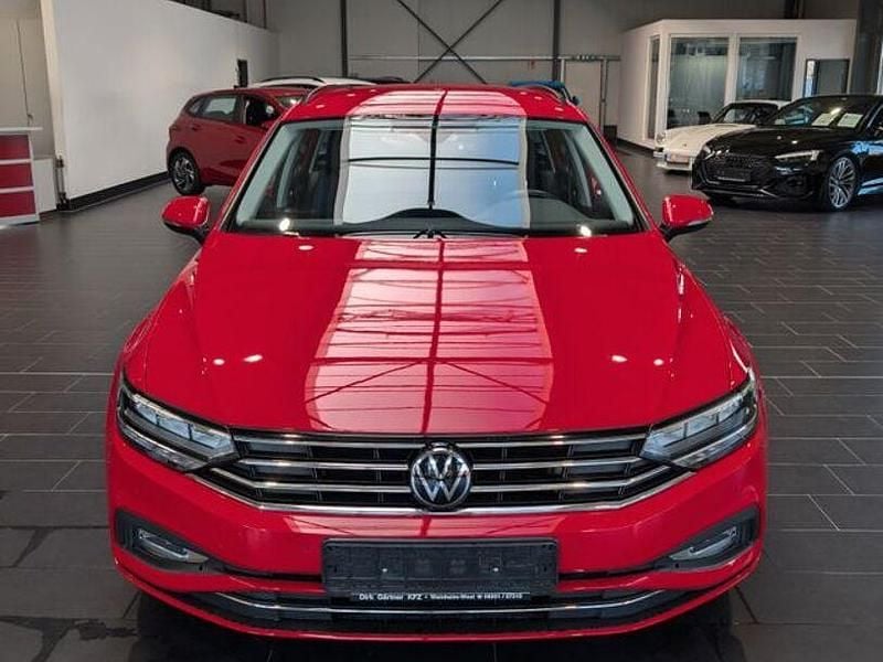 Gebraucht VW Passat Business 122 PS (89 kW) 2023 Rot Kombi