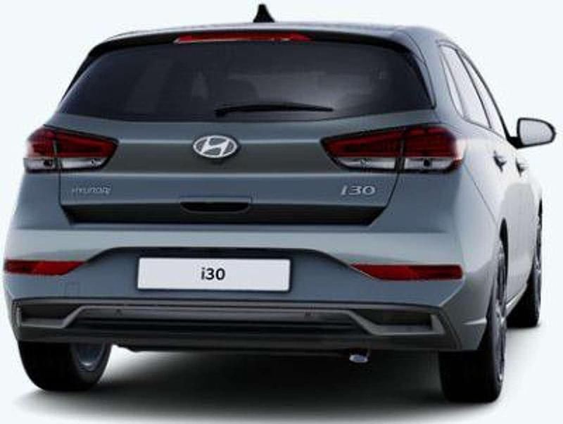 Gebraucht Hyundai i30 Advantage 101 PS (74 kW) 2024 Ecotronic grey / mic Kleinwagen