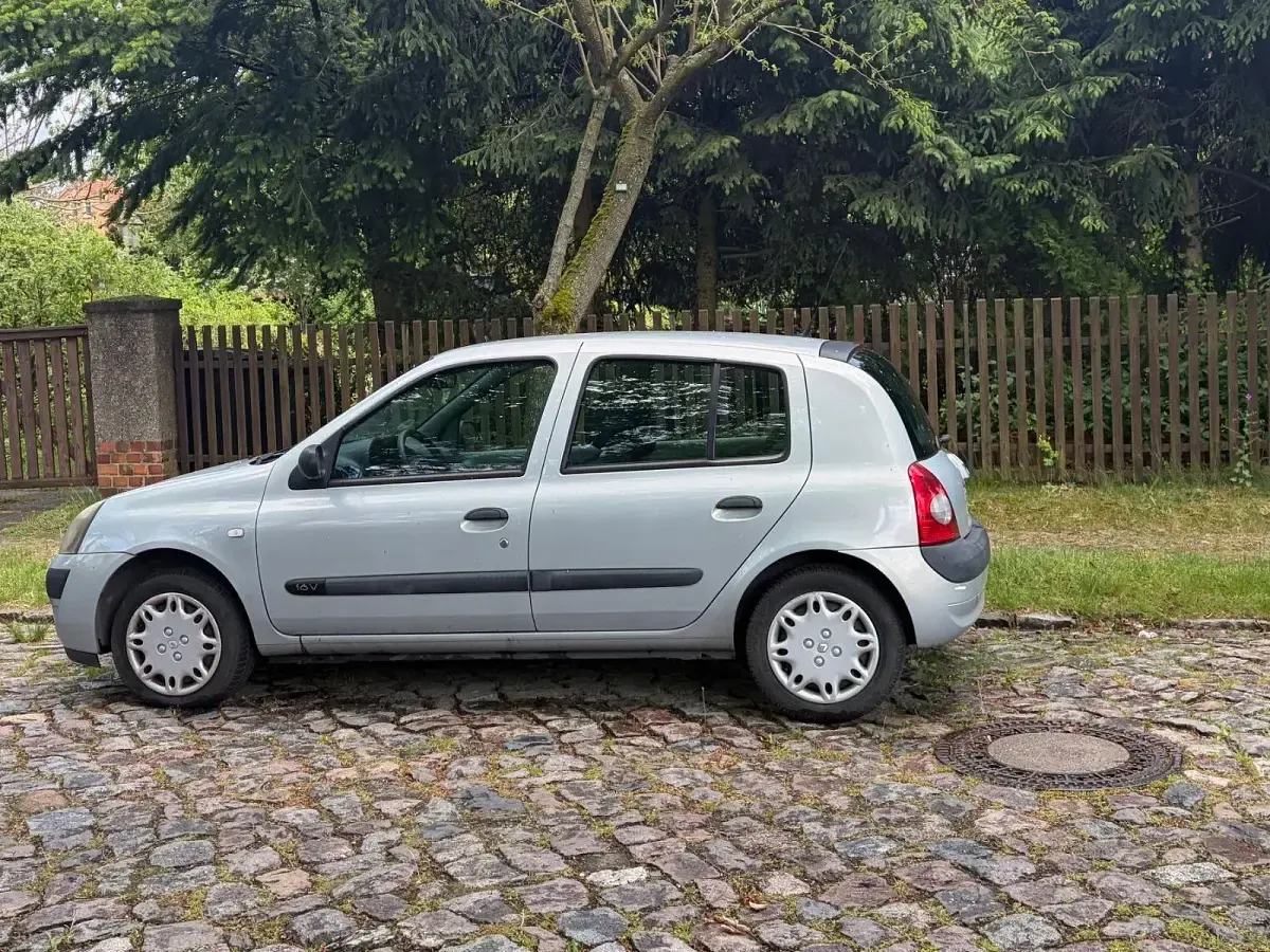 Gebraucht Renault Clio II 75 PS (55 kW) 2003 Silber Limousine
