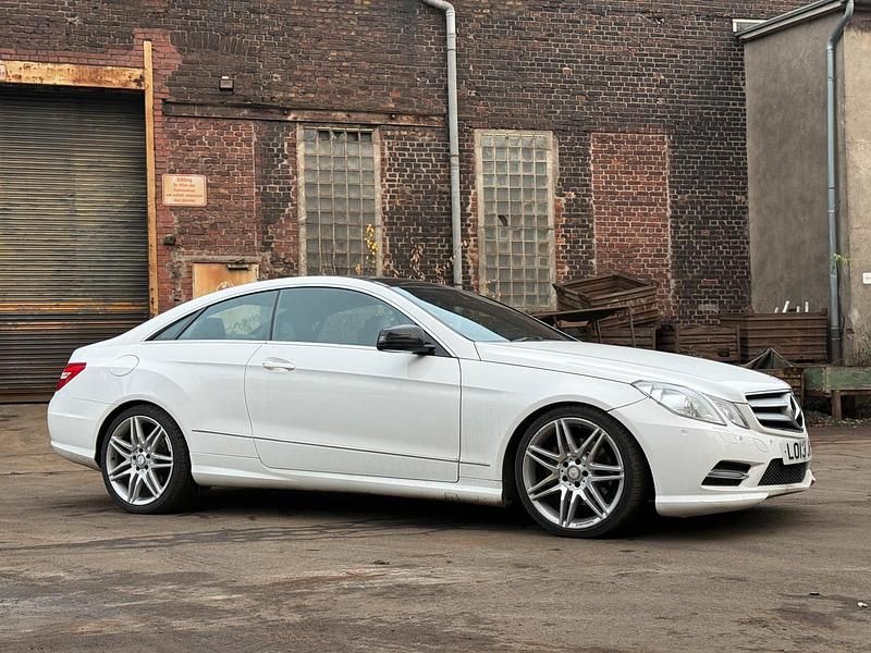 Weiß Gebraucht 2013 Mercedes E250 AMG Coupé | 3.990 € - Bild 1/4