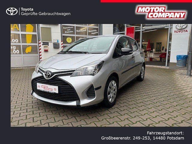 Silber Gebraucht 2015 Toyota Yaris Cool Limousine | 8.950 € (Fairer Preis) - Bild 1/4