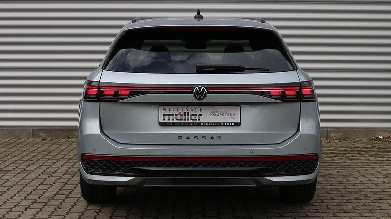 Gebraucht VW Passat R-line 150 PS (110 kW) 2024 Oyster silver metallic Kombi