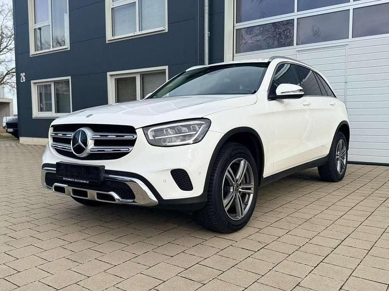 Polarweiss Gebraucht 2021 Mercedes GLC300e Business SUV | 36.590 € (Fairer Preis) - Bild 1/4
