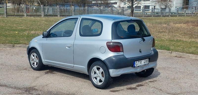 Gebraucht Toyota Yaris 75 PS (55 kW) 2003 Silber Limousine